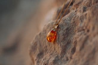 قلادة نادرة من الكهرمان العنبري