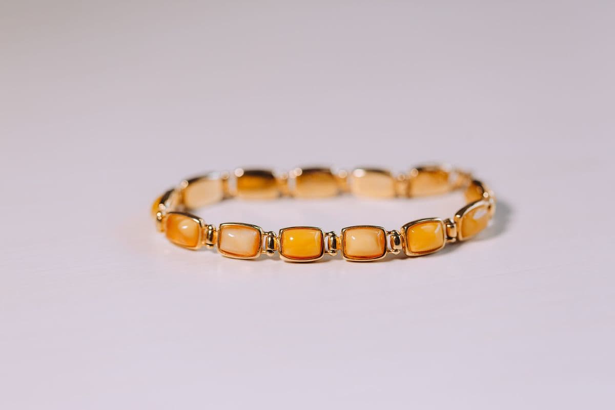 سوار الفضة الإسترلينية المطلية بالذهب والكهرَب البلطيقي – إشراقة العسل الذهبي