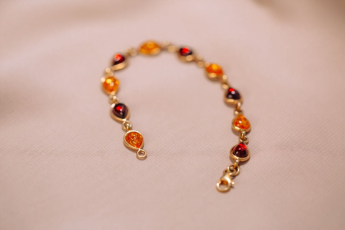 سوار الكهرَب البلطيقي متعدد الألوان من الفضة المطلية بالذهب - 1