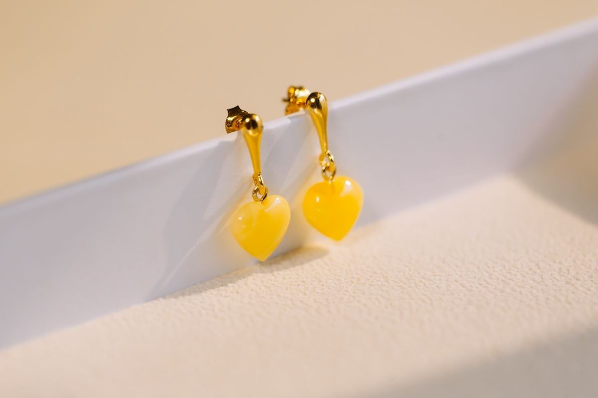 أقراط متدلية راقية مرصعة بكهرمان البلطيق "الزبدي النادر" - 1