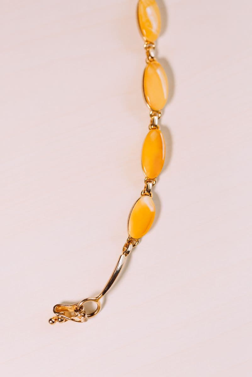 سوار الكهرمان البلطيقي العسلي بتصميم بيضاوي – فضة مطلية بالذهب