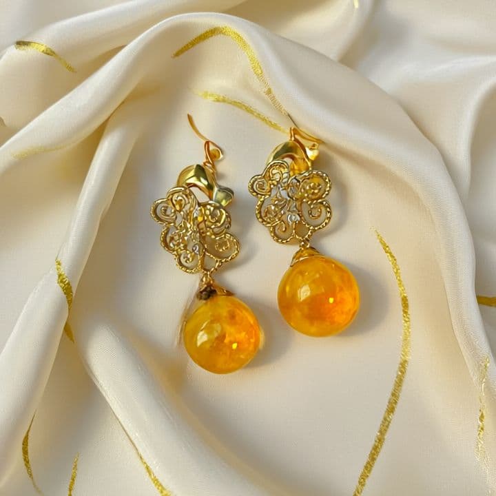 أقراط كهرمان بلطيقي كروية بتصميم زهري مطلي بالذهب