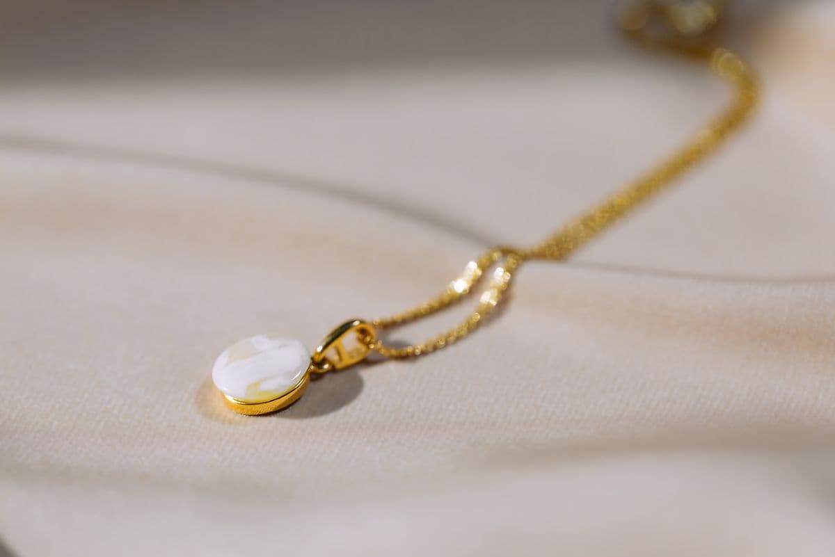 قلادة الفضة الإسترلينية المطلية بالذهب والكهرَب البلطيقي – التوهج الكريمي المتماسك