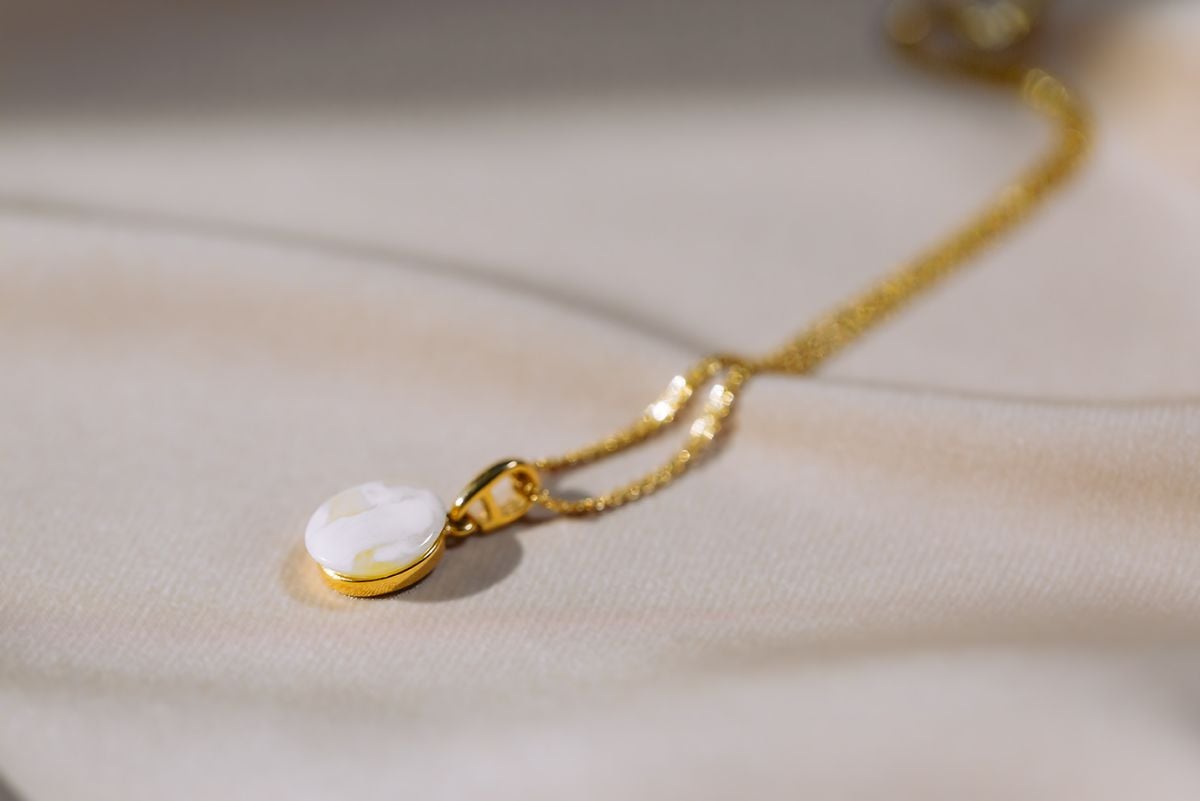 قلادة الفضة الإسترلينية المطلية بالذهب والكهرَب البلطيقي – التوهج الكريمي المتماسك - 1