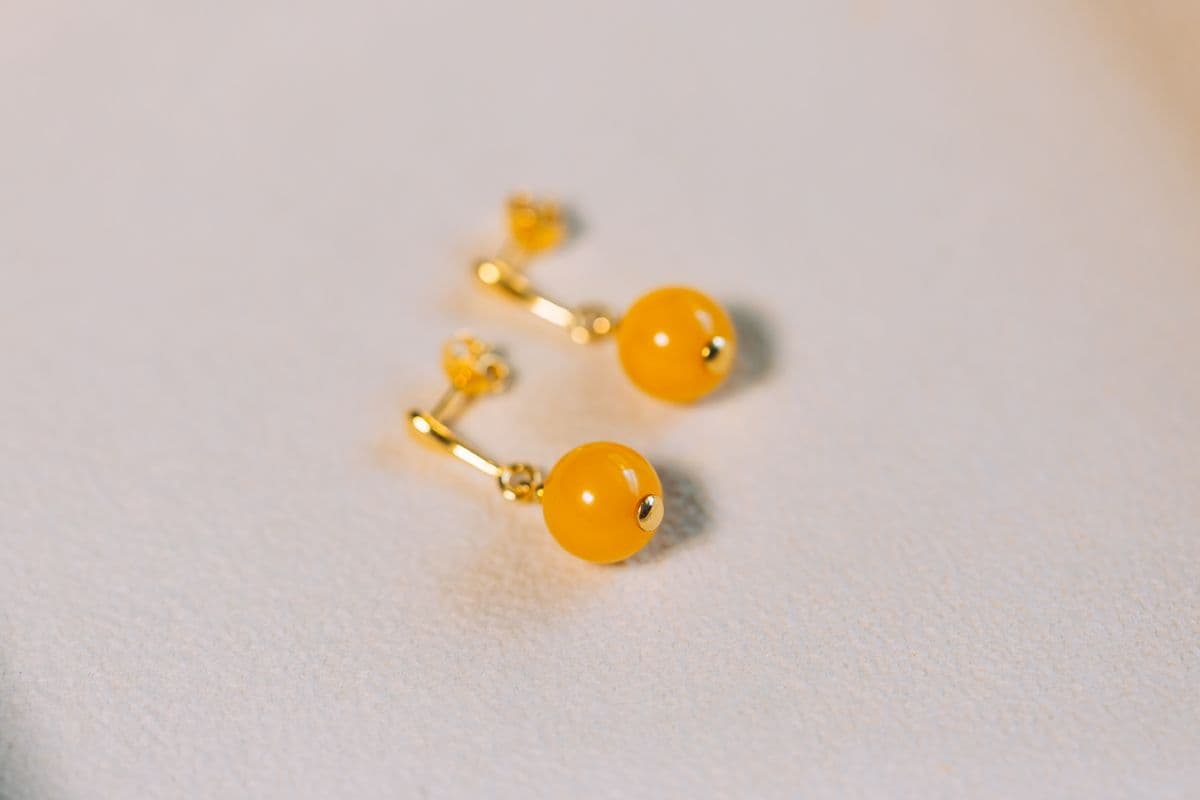 أقراط الكهرمان البلطيقي العسلي الكروية – فضة مطلية بالذهب