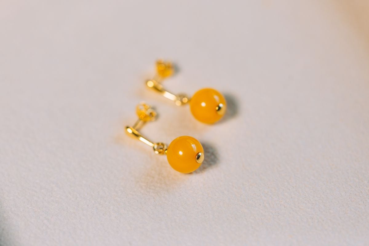 أقراط الكهرمان البلطيقي العسلي الكروية – فضة مطلية بالذهب - 1