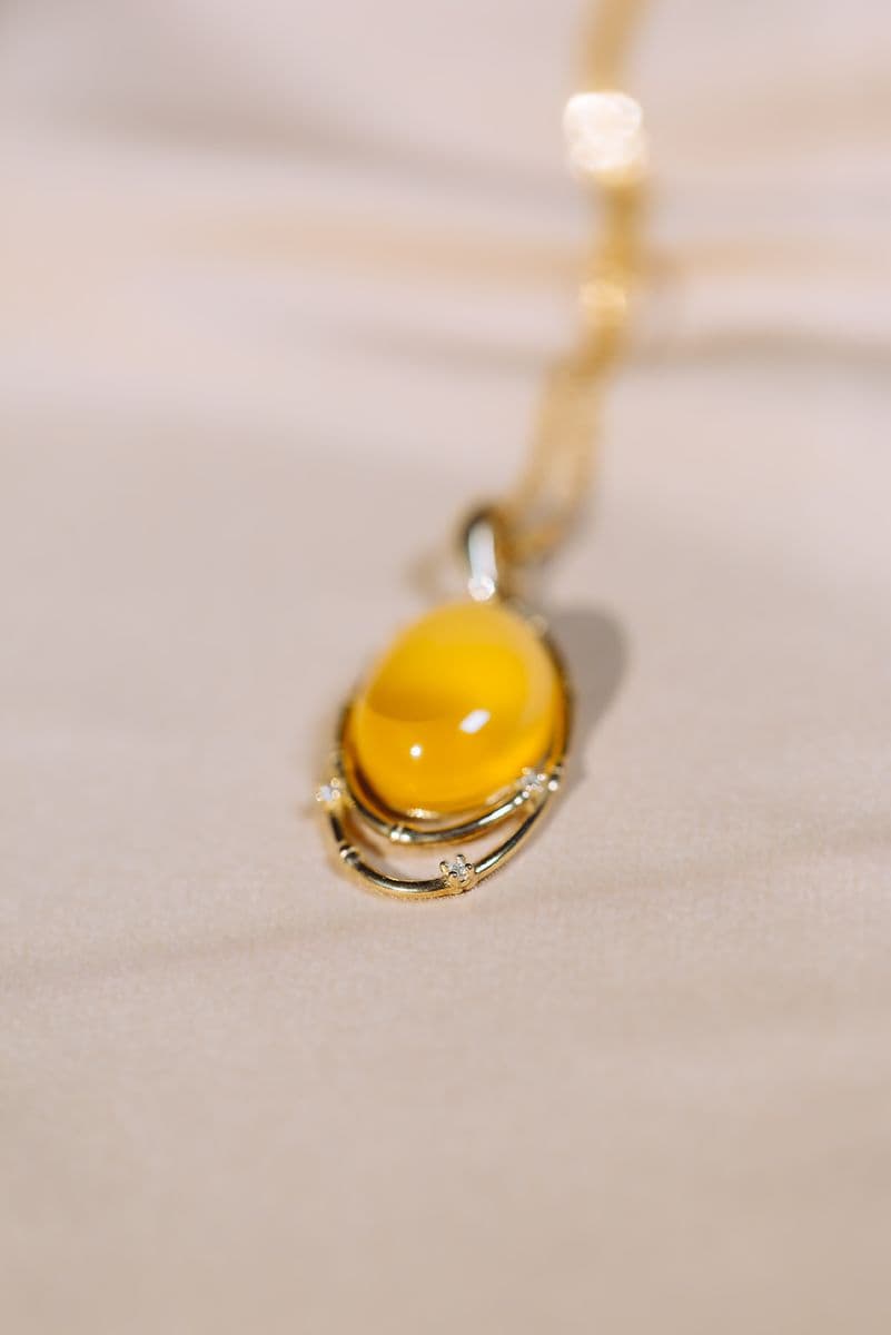 قلادة كهرمان البلطيق من الفضة المطلية بالذهب – توهج عسلي