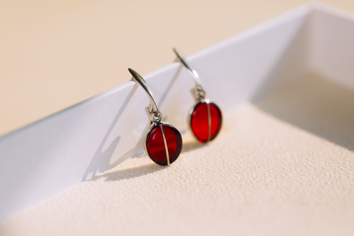 أقراط فاخرة من الكهرمان البلطيقي الأحمر المصنوع يدويًا والفضة الاسترلينية - 1