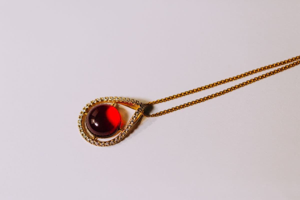 طقم مجوهرات ملكي من الكهرب البلطيقي الأحمر