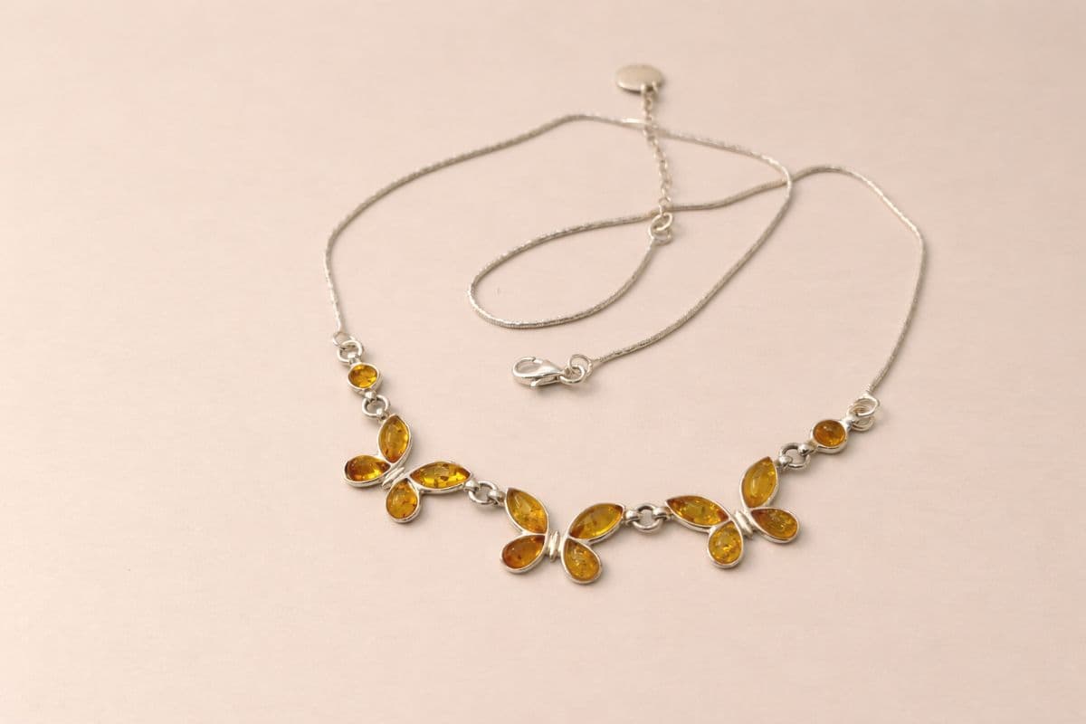 قلادة أنيقة مصنوعة من الكهرمان البلطيقي الطبيعي