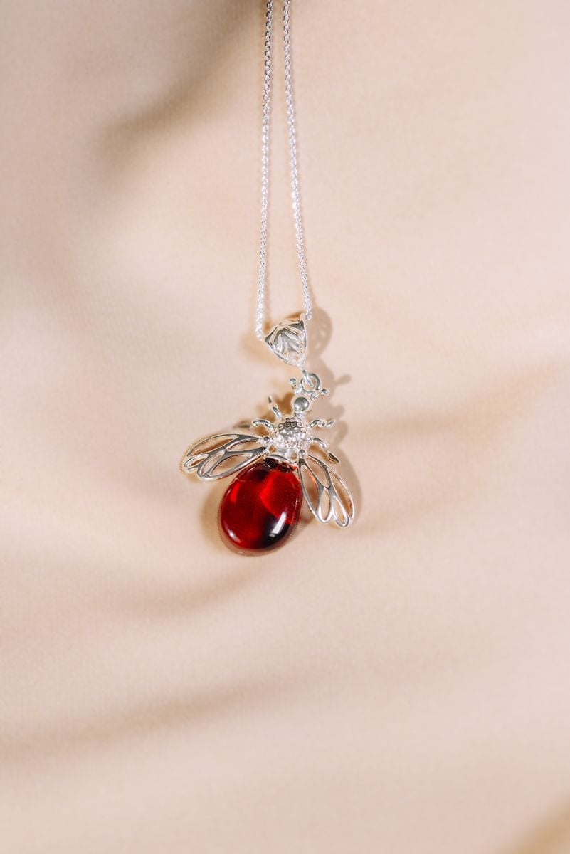 قلادة نحلة من كهرمان البلطيق والفضة الإسترلينية - 1