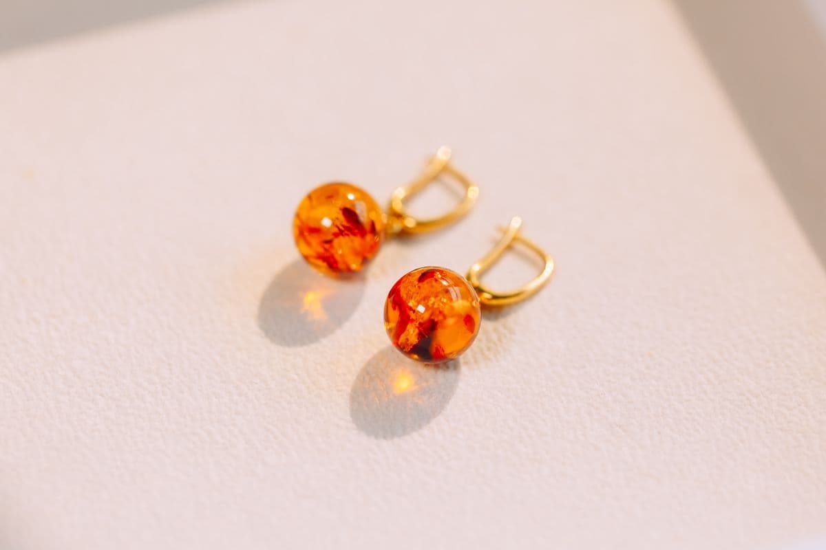 أقراط من الفضة المطلية بالذهب مرصعة بكرات كهرمان البلطيق الحُر