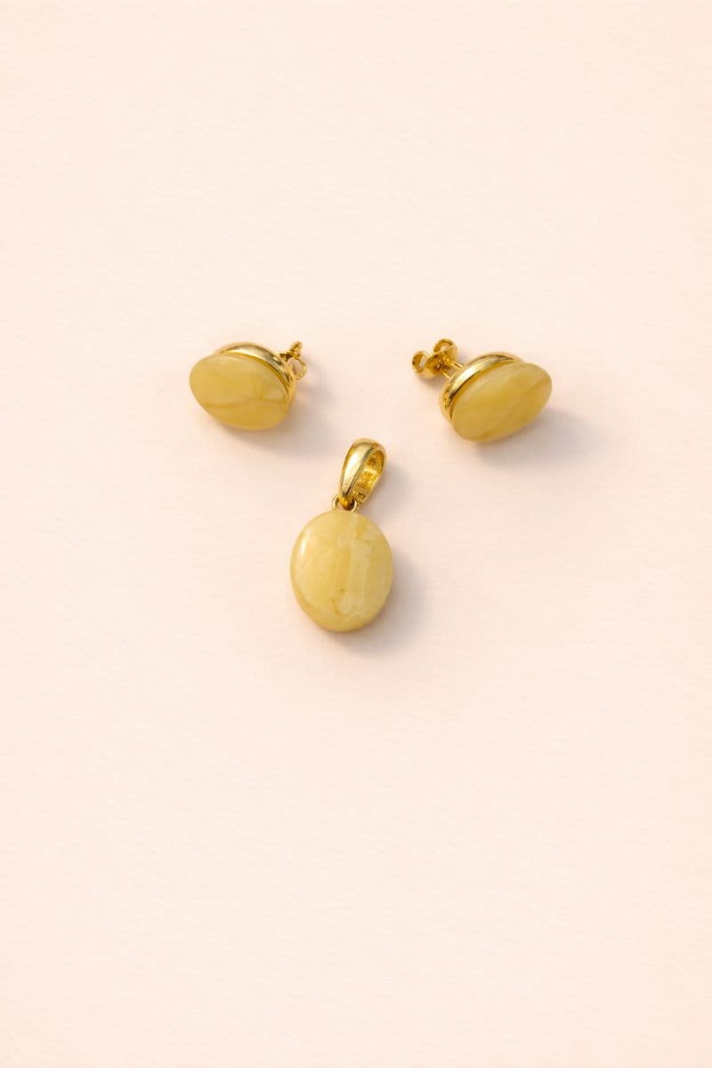 طقم كهرمان بلطيقي أصفر مطلي بالذهب - أقراط وميدالية أنيقة