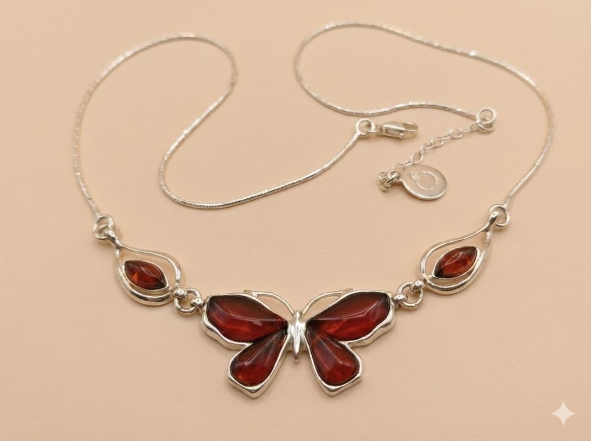 قلادة أنيقة مصنوعة من الكهرمان البلطيقي الطبيعي