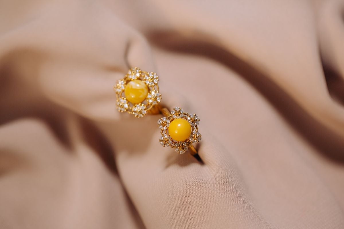 زهرة ذهبية: خاتم فضة مطلي بالذهب مع كهرمان البلطيق - 1